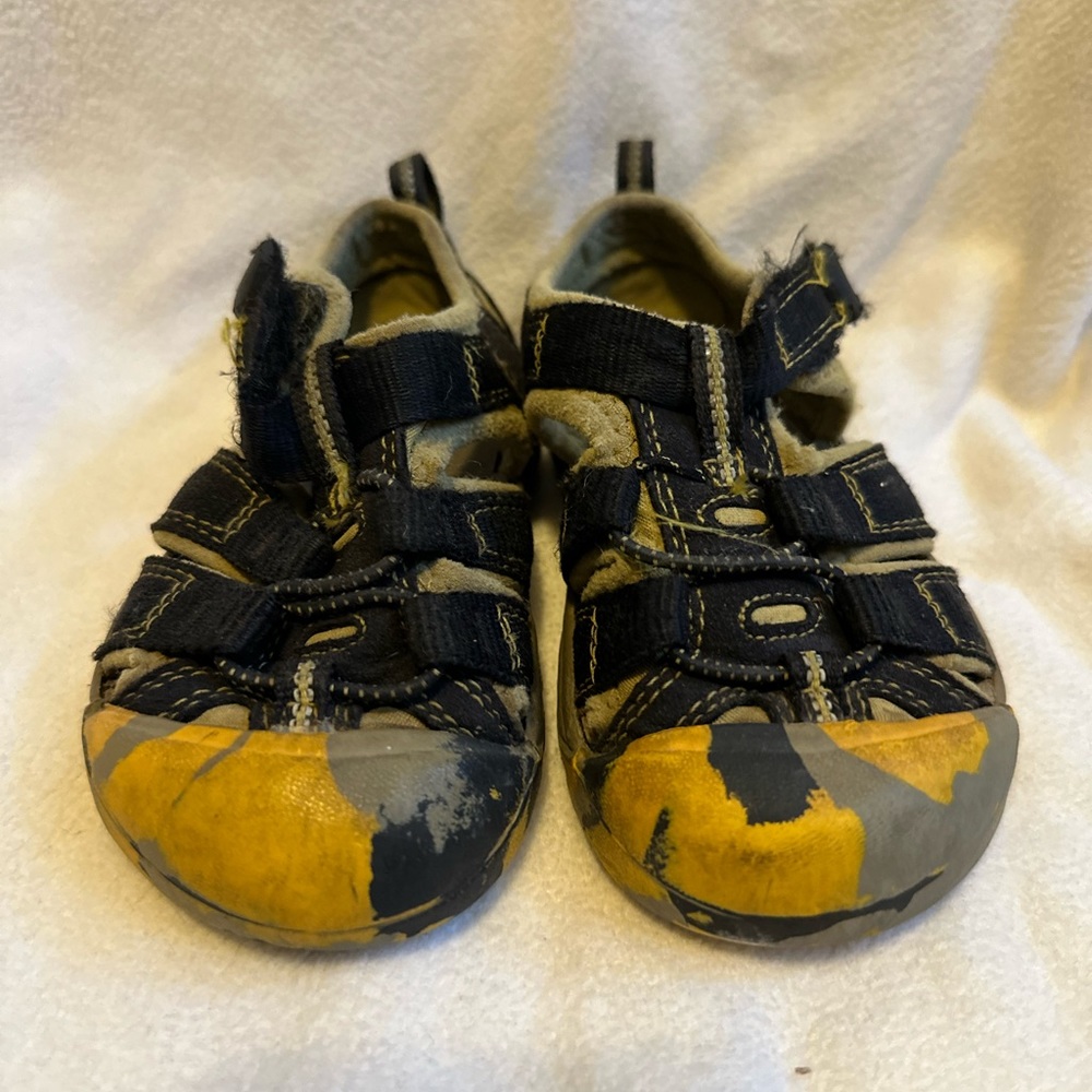 Keen - Youth sandals, size 7